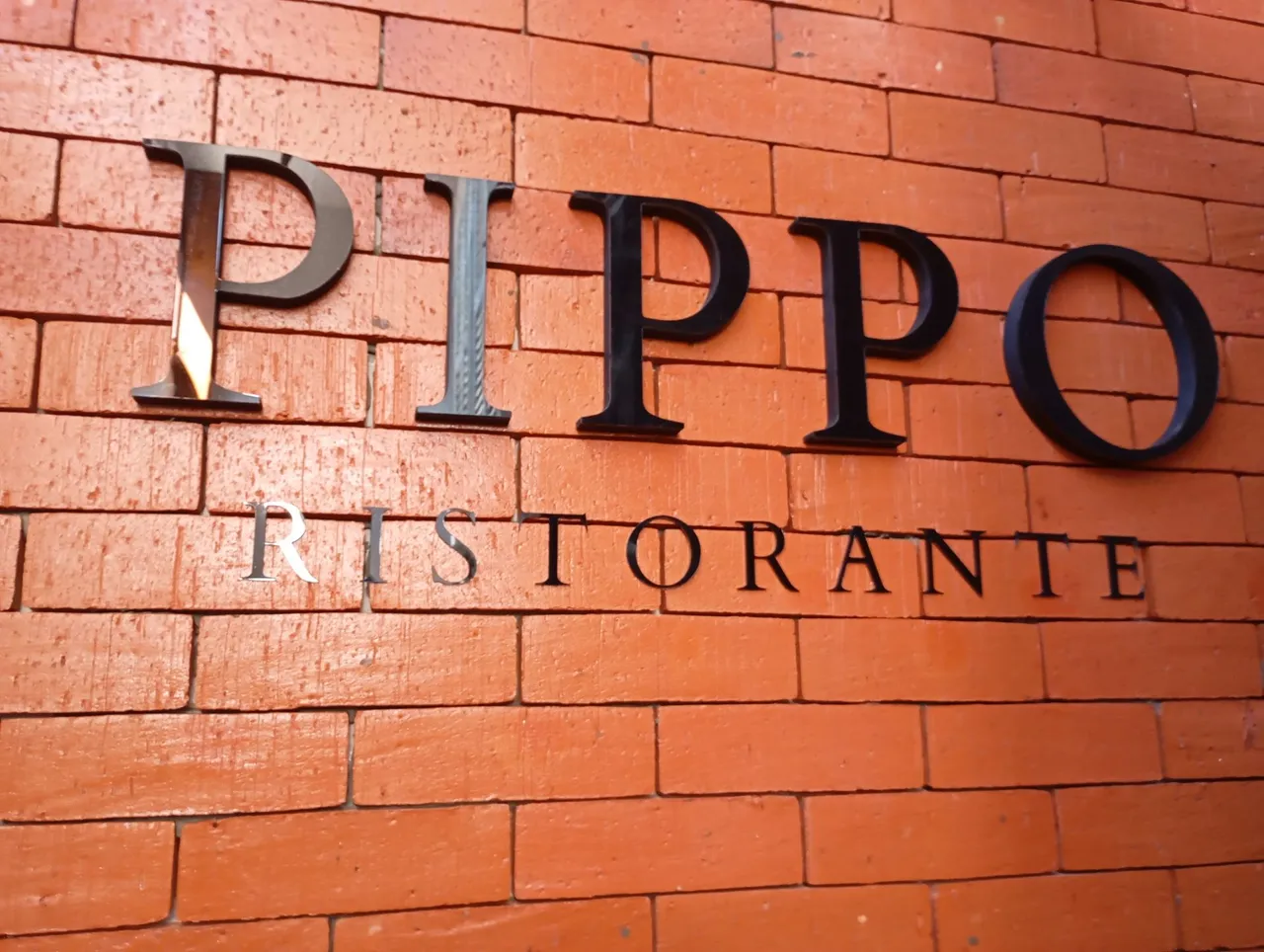 PIPPO RISTORANTE ABRE VAGA:Garçom, cozinheiro, Barman, recepcionista