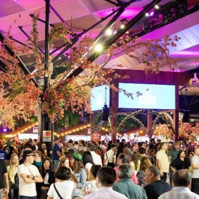 Oktoberfest Blumenau abre vagas temporárias para caixa, atendimento e bilheteria